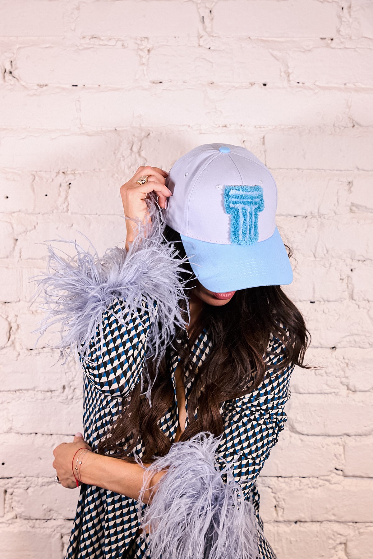 CAP 016 — casquette baseball en coton gris perle et bleu ciel au tuft bleu ciel, tuftée main par Ninon Dechavanne, pièce unique 16/30