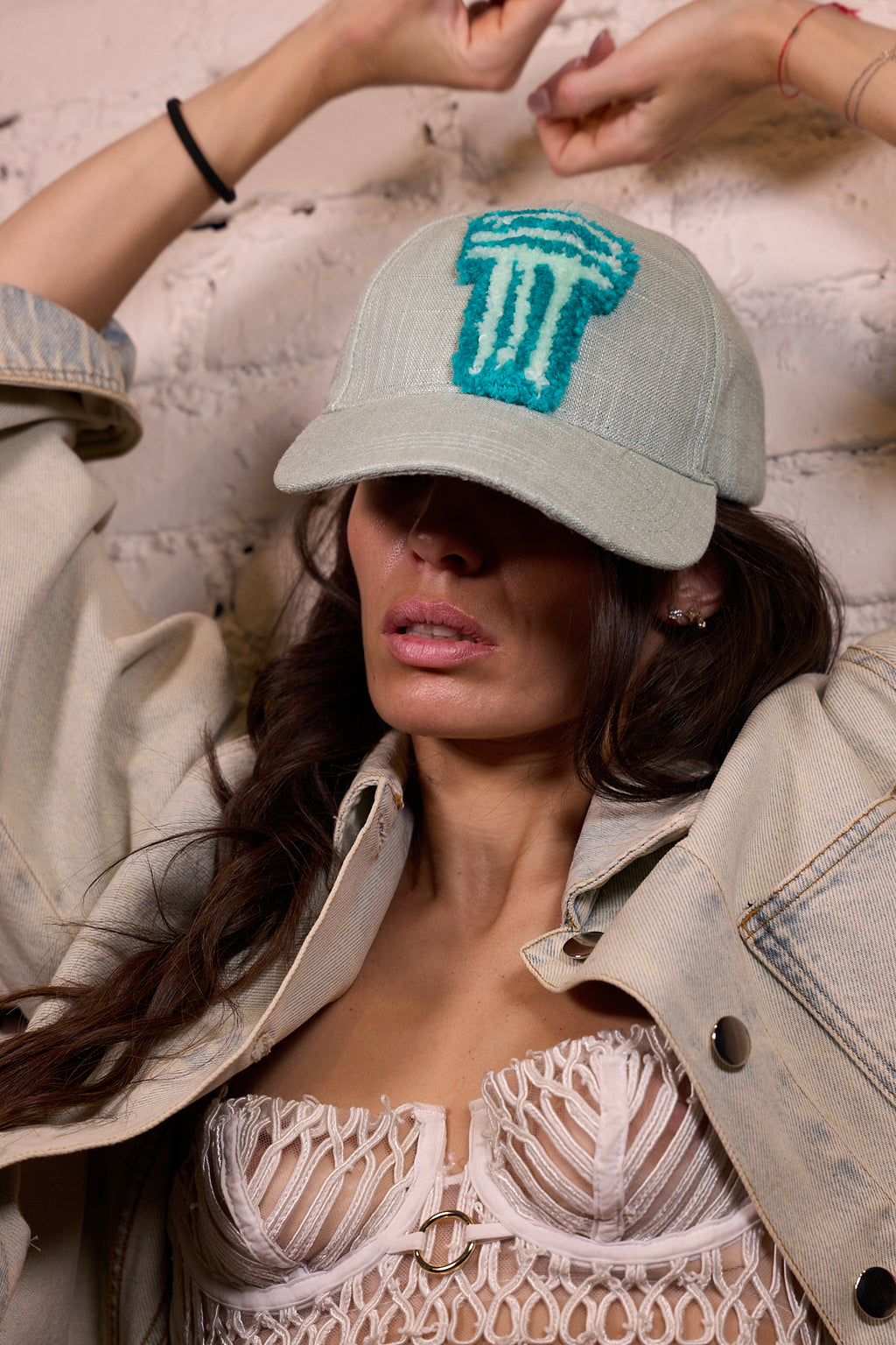 CAP 001 — casquette baseball en lin gris perle au tuft turquoise vif et écru — Tufting Studio, Paris (vue 4)