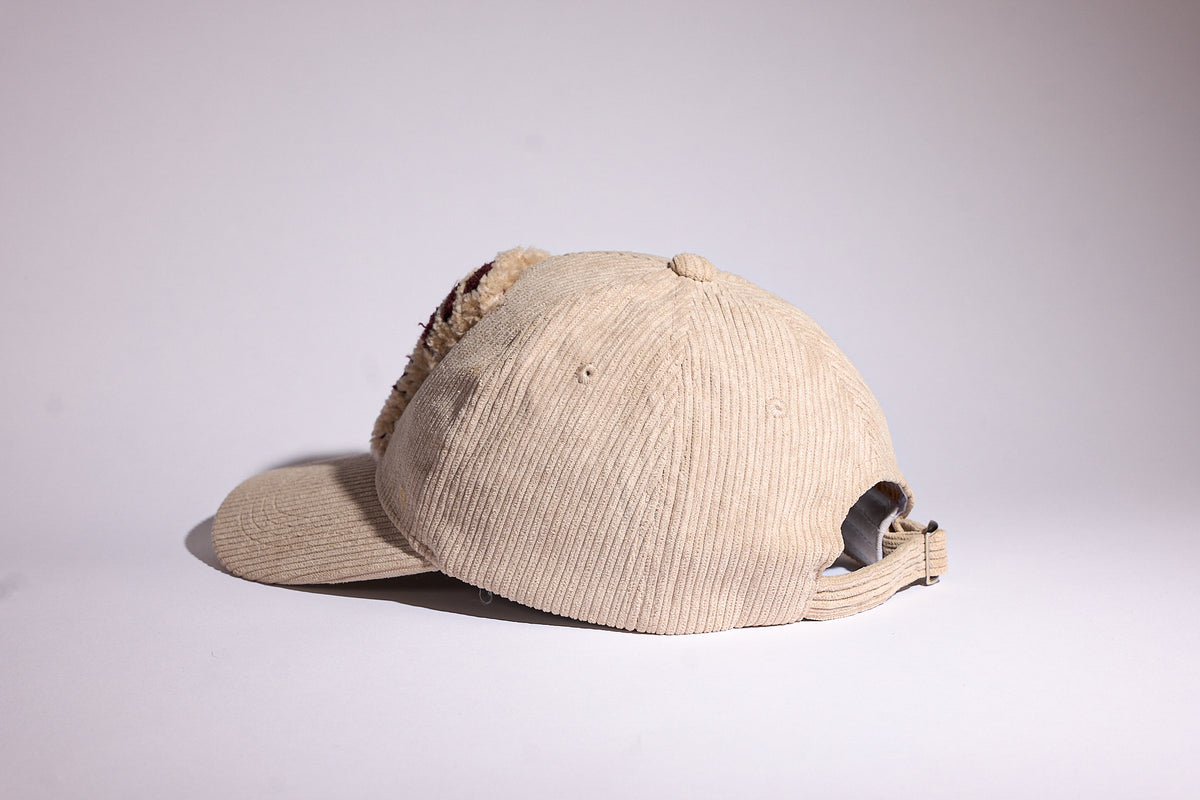CAP 000 — casquette baseball en velours côtelé sable au tuft bordeaux profond et écru — Tufting Studio, Paris (vue 3)