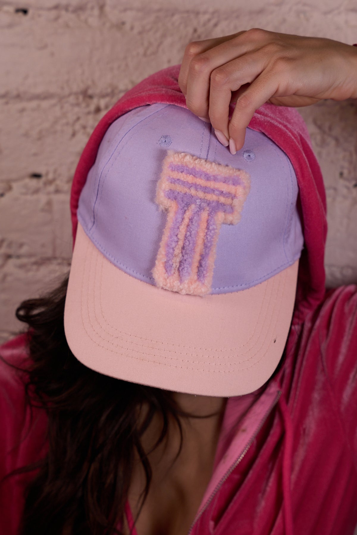 CAP 017 — casquette baseball en coton rose framboise et lilas au tuft lilas pastel — Tufting Studio, Paris (vue 2)