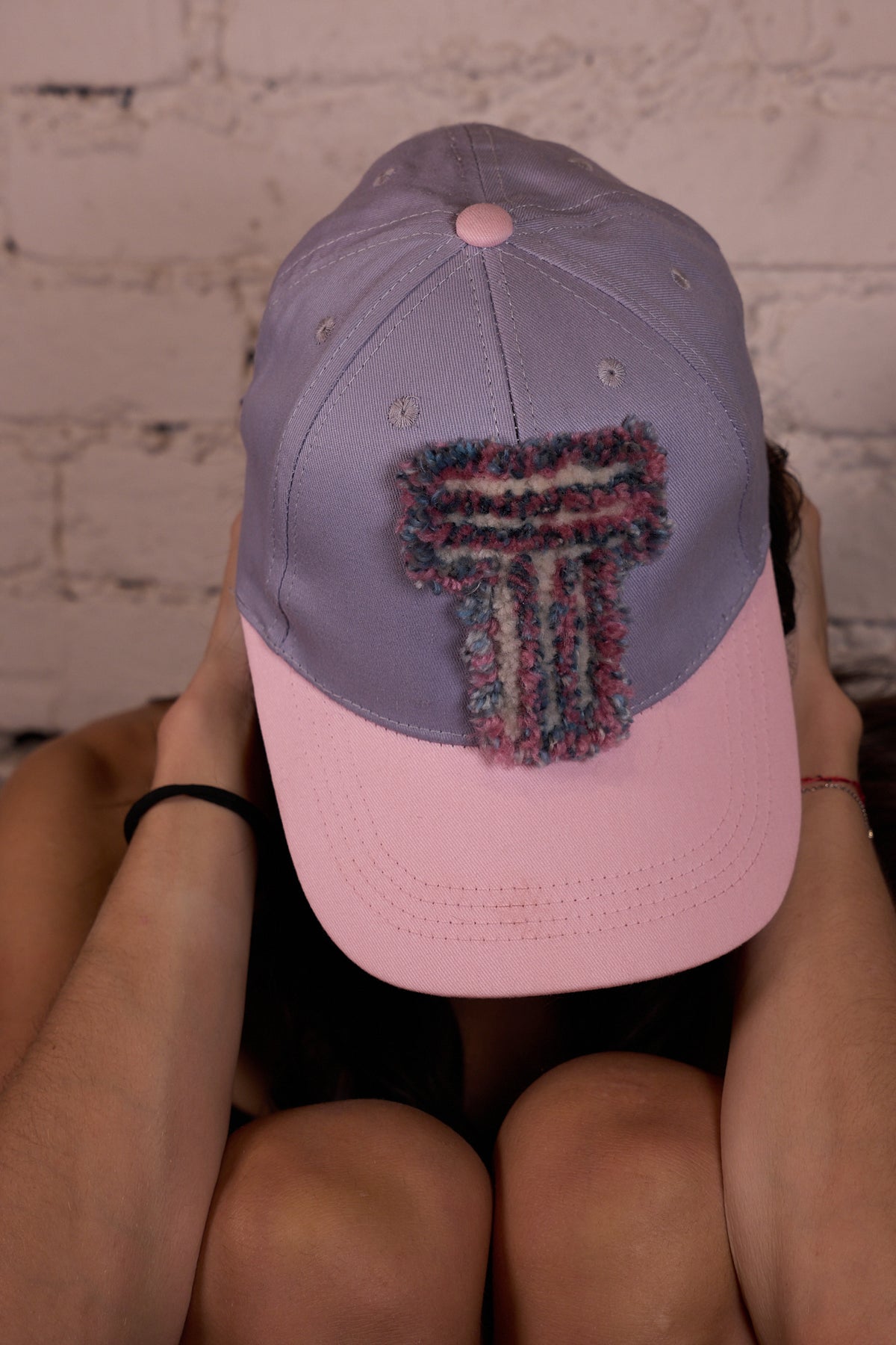 CAP 019 — casquette baseball en coton lilas et rose pâle au tuft multicolore chiné — Tufting Studio, Paris (vue 2)