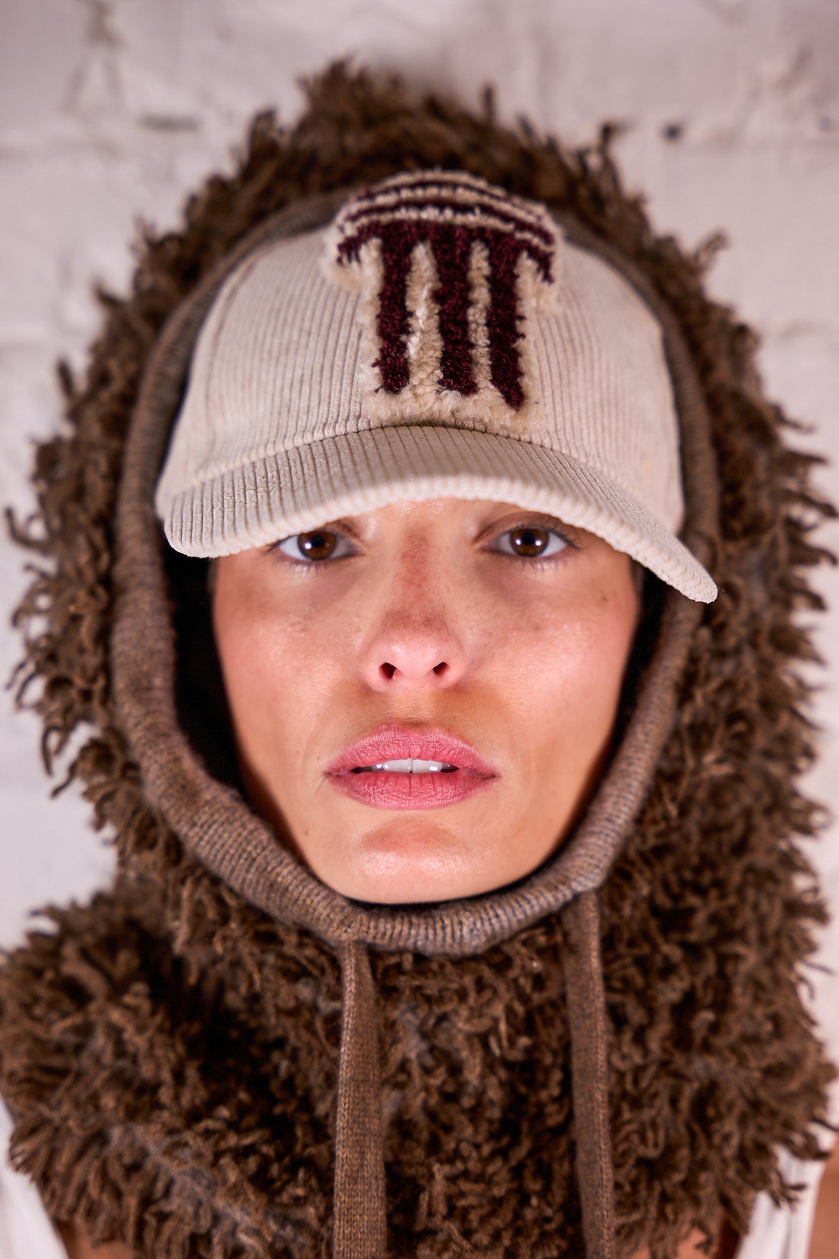CAP 000 — casquette baseball en velours côtelé sable au tuft bordeaux profond et écru — Tufting Studio, Paris (vue 4)