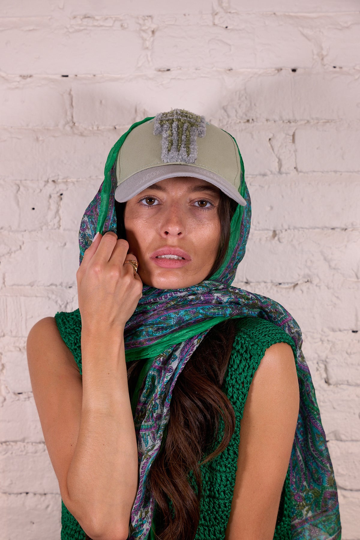 CAP 015 — casquette baseball en coton beige et gris au tuft kaki et gris perle — Tufting Studio, Paris (vue 2)