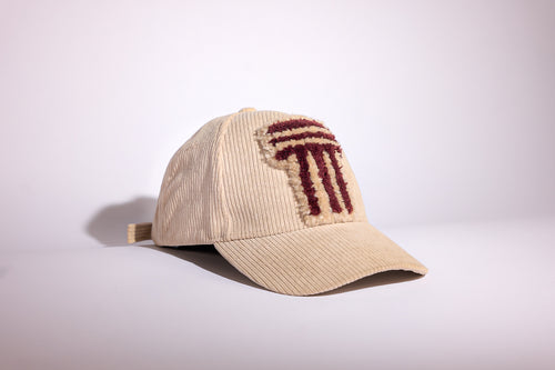 CAP 000 — casquette baseball en velours côtelé sable au tuft bordeaux profond et écru, tuftée main par Ninon Dechavanne, pièce hors-série