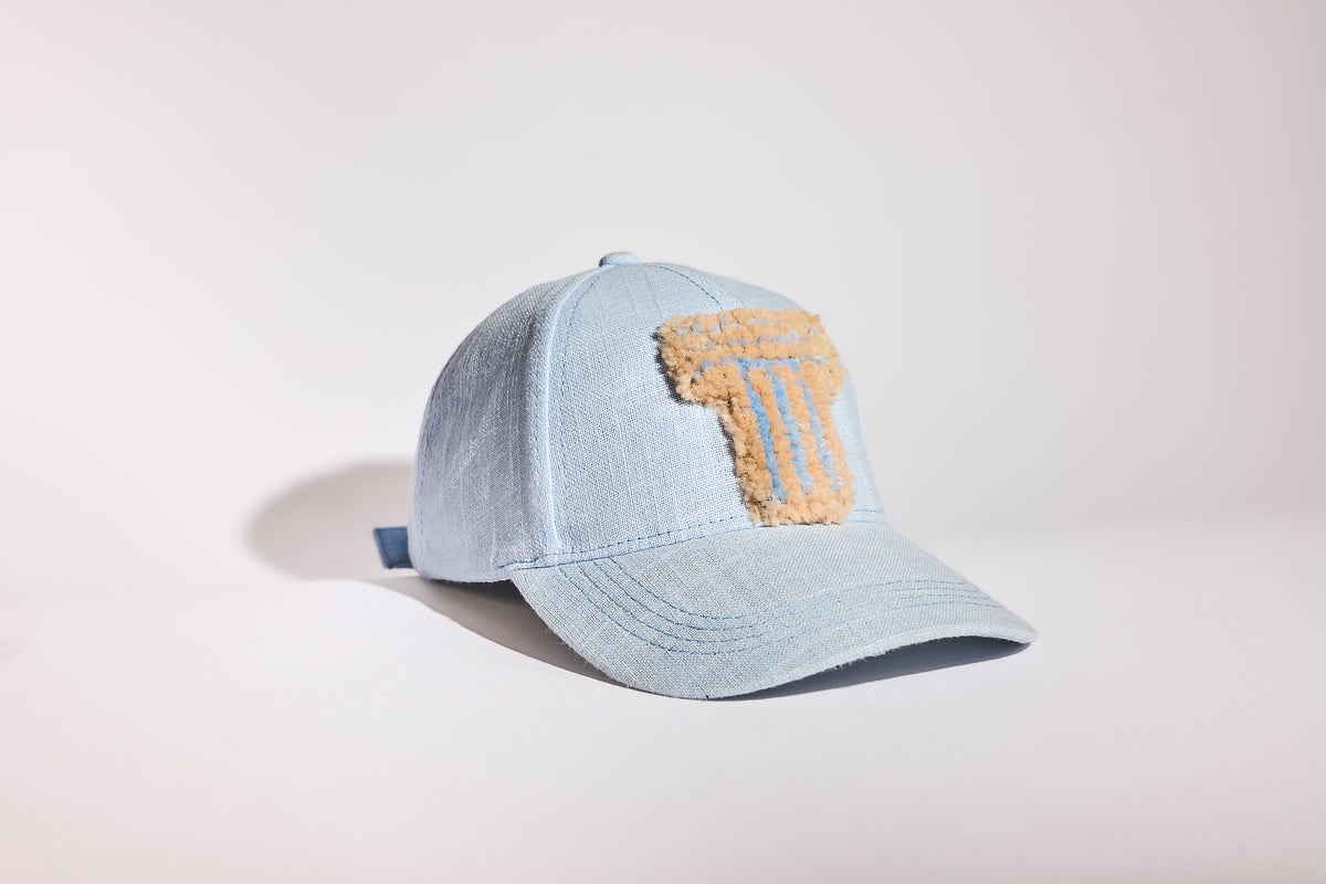 CAP 005 — casquette baseball en lin bleu ciel au tuft camel doré, tuftée main par Ninon Dechavanne, pièce unique 05/30