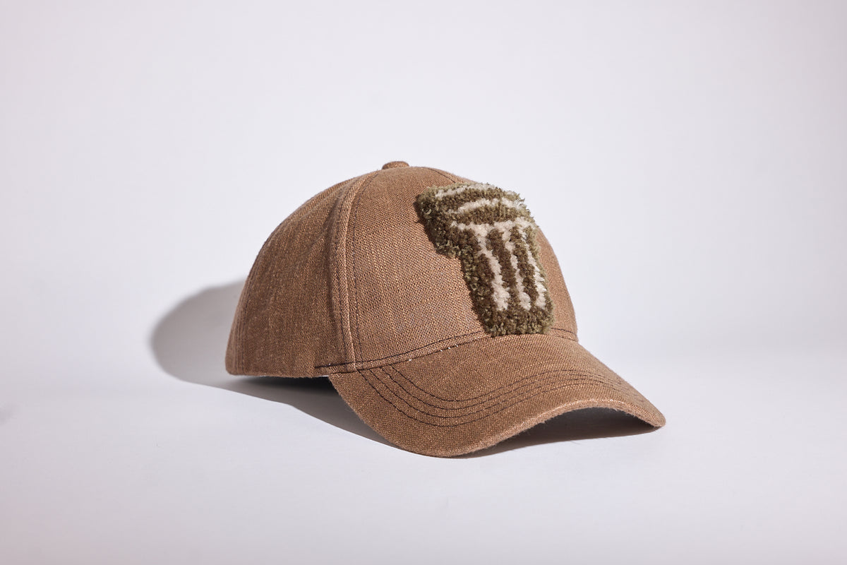 CAP 009 — casquette baseball en lin brun châtaigne au tuft kaki et écru, tuftée main par Ninon Dechavanne, pièce unique 09/30