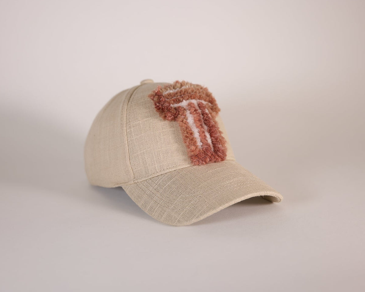 CAP 006 — casquette baseball en lin écru au tuft terracotta bouclé, tuftée main par Ninon Dechavanne, pièce unique 06/30