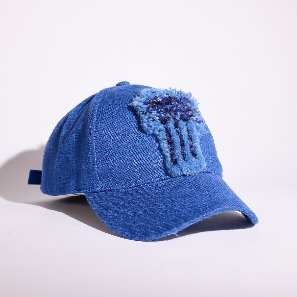 CAP 010 — casquette baseball en lin bleu roi au tuft bleu ciel et bleu marine, tuftée main par Ninon Dechavanne, pièce unique 10/30