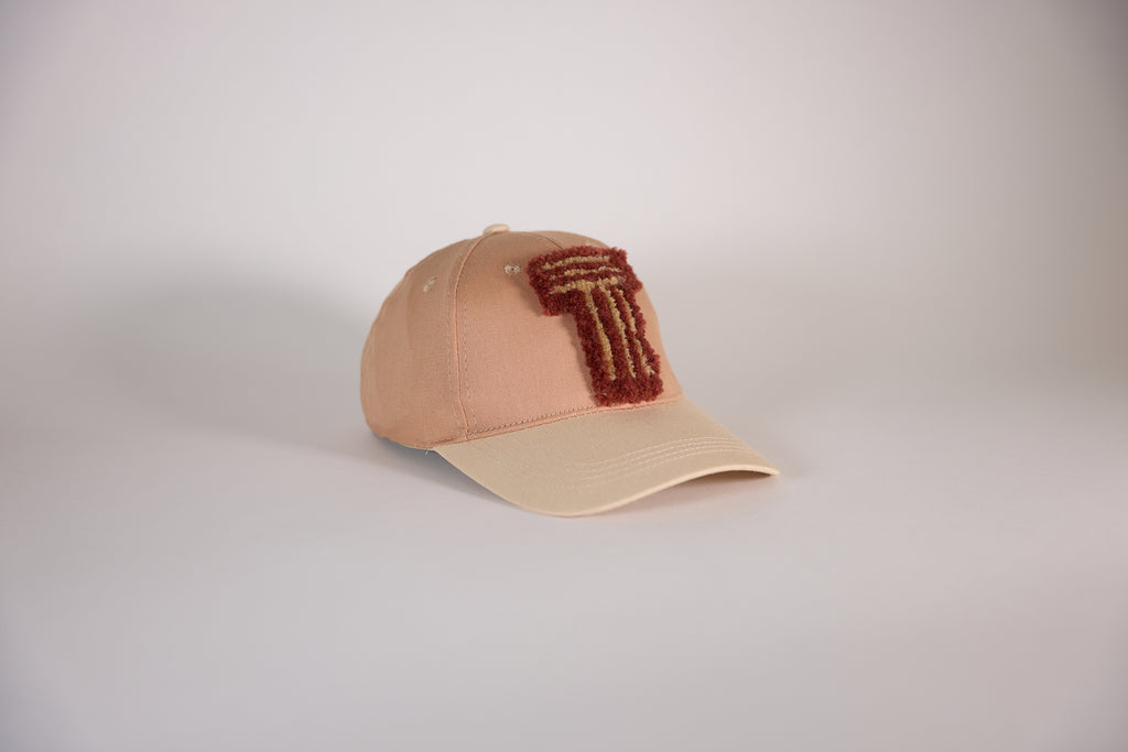 CAP 012 — casquette baseball en coton nude et écru au tuft bordeaux, tuftée main par Ninon Dechavanne, pièce unique 12/30