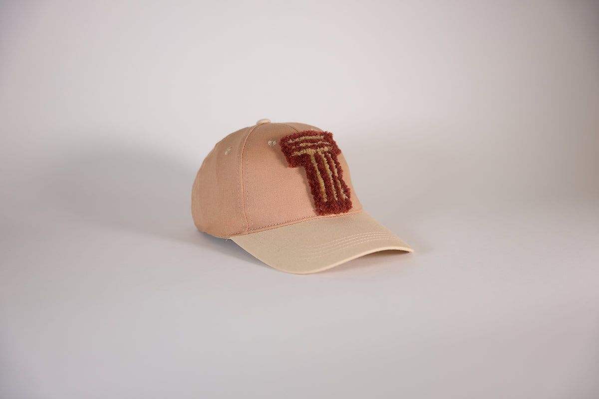 CAP 012 — casquette baseball en coton nude et écru au tuft bordeaux, tuftée main par Ninon Dechavanne, pièce unique 12/30