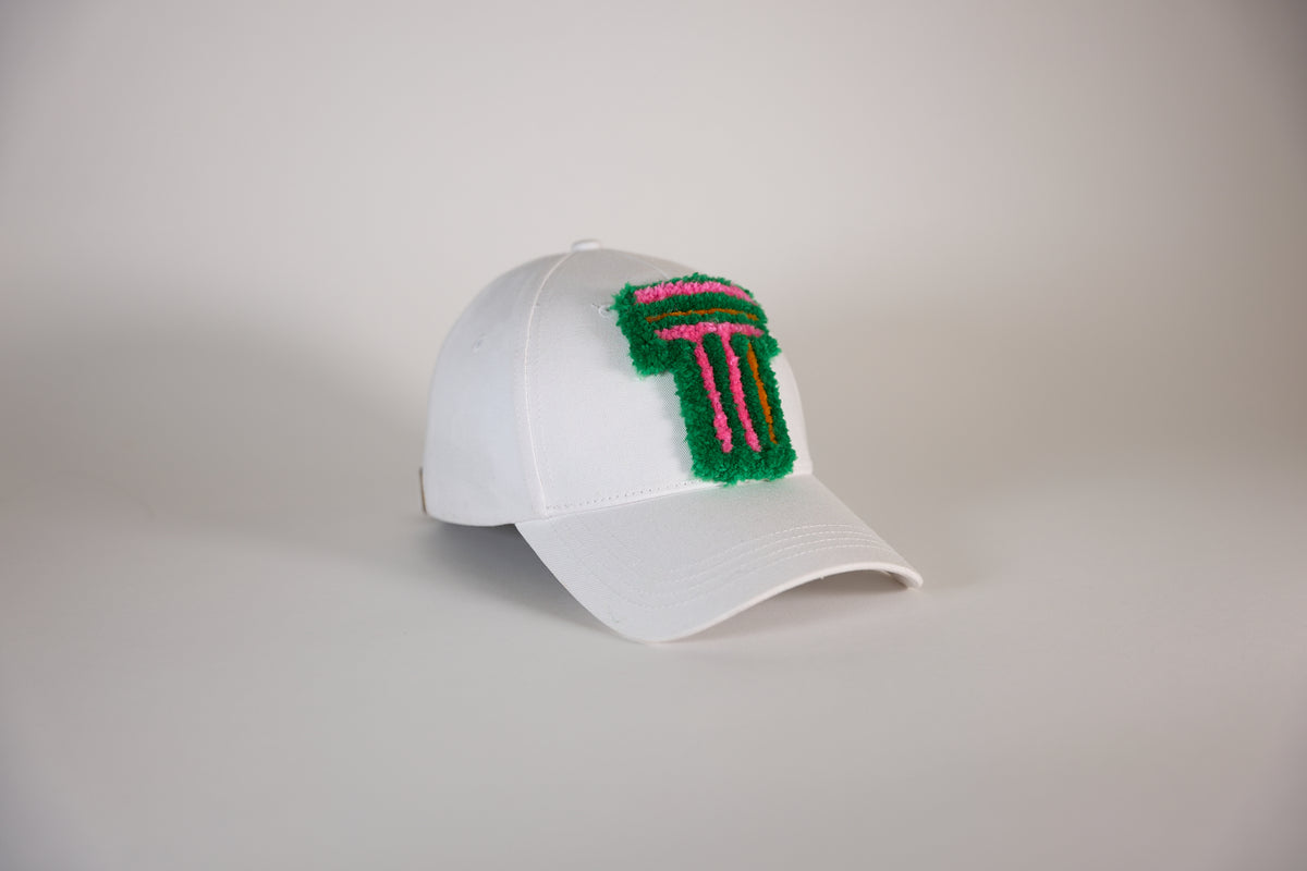 CAP 020 — casquette baseball en coton blanc au tuft vert vif et rose fluo, tuftée main par Ninon Dechavanne, pièce unique 20/30