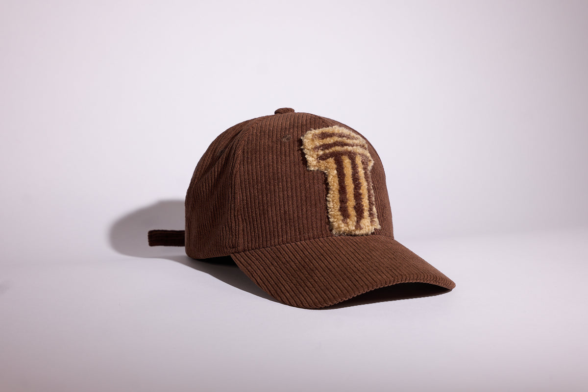 CAP 021 — casquette baseball en velours côtelé marron chocolat au tuft camel doré, tuftée main par Ninon Dechavanne, pièce unique 21/30