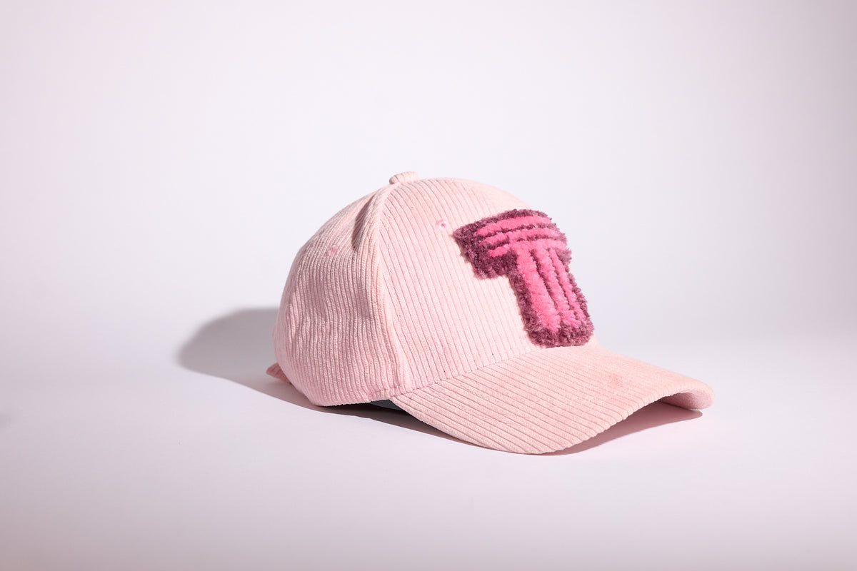 CAP 023 — casquette baseball en velours côtelé rose poudré au tuft framboise et prune, tuftée main par Ninon Dechavanne, pièce unique 23/30