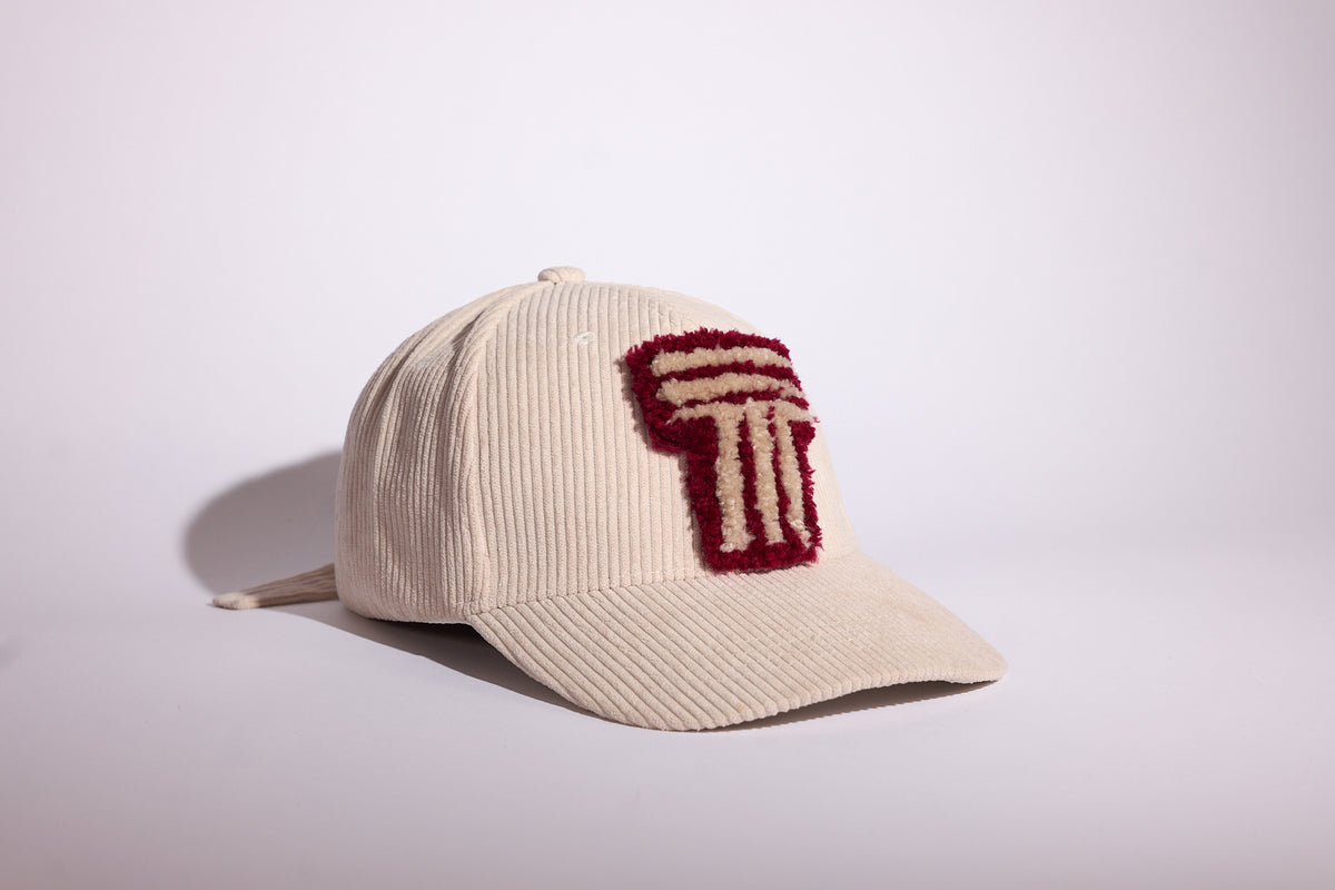 CAP 024 — casquette baseball en velours côtelé écru au tuft bordeaux et écru, tuftée main par Ninon Dechavanne, pièce unique 24/30