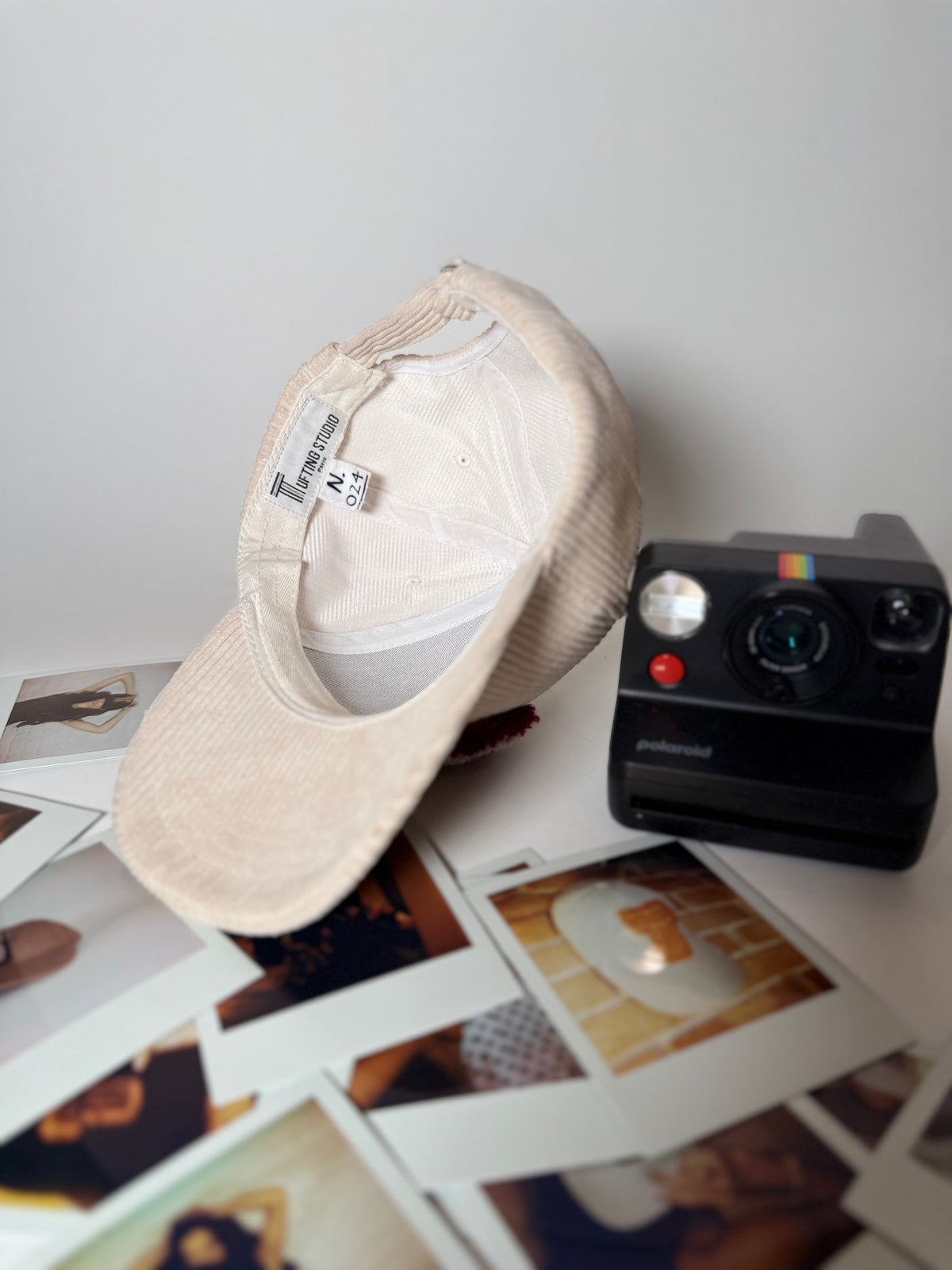 CAP 024 — casquette baseball en velours côtelé écru au tuft bordeaux et écru — Tufting Studio, Paris (vue 4)