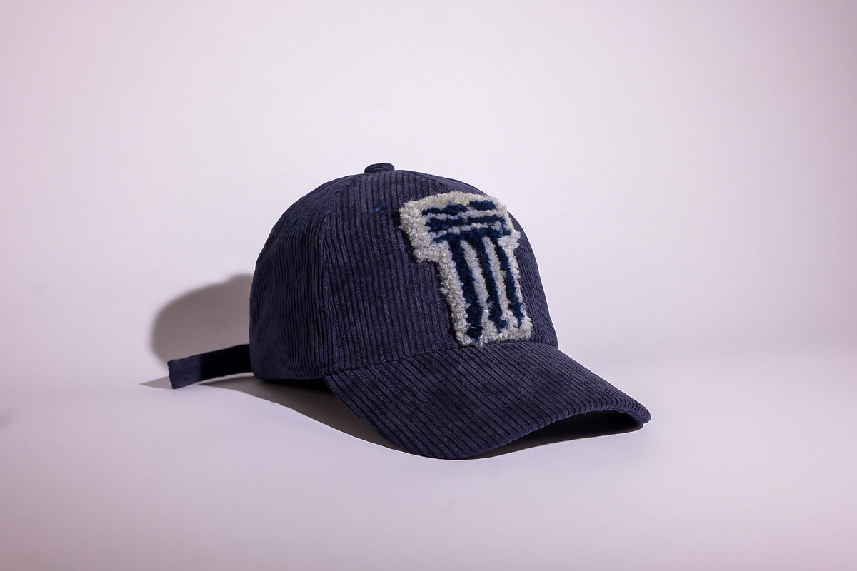 CAP 025 — casquette baseball en velours côtelé bleu marine au tuft écru et gris clair, tuftée main par Ninon Dechavanne, pièce unique 25/30