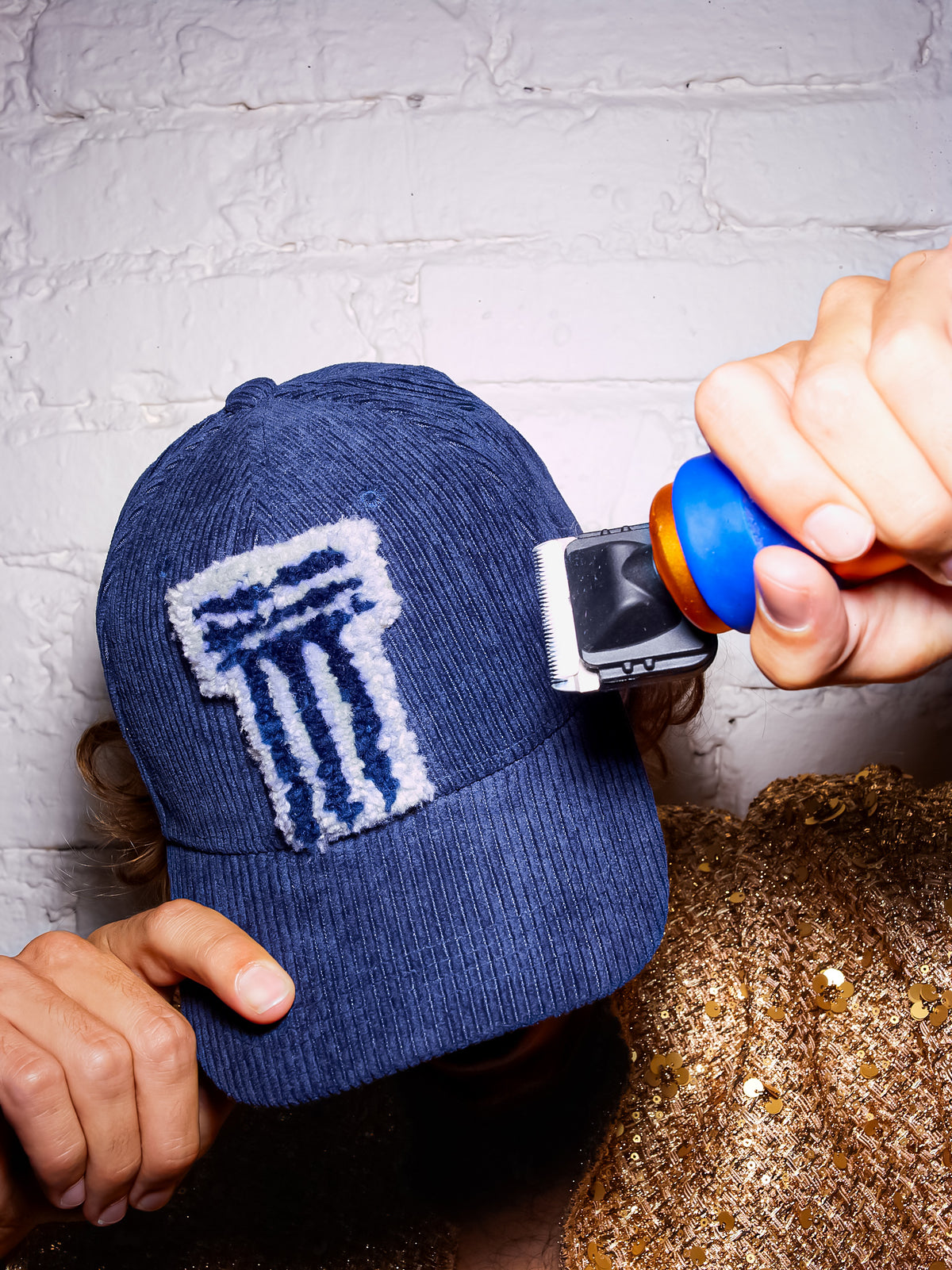 CAP 025 — casquette baseball en velours côtelé bleu marine au tuft écru et gris clair — Tufting Studio, Paris (vue 2)