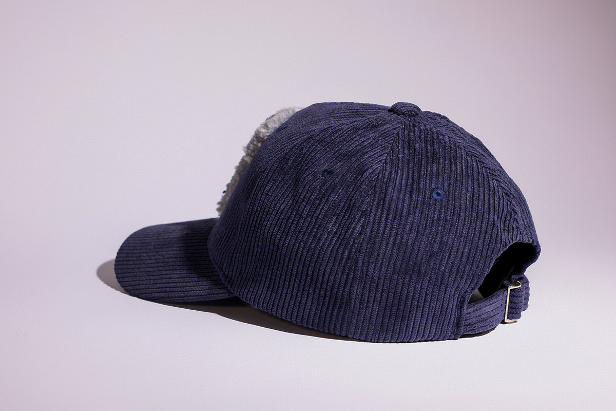 CAP 025 — casquette baseball en velours côtelé bleu marine au tuft écru et gris clair — Tufting Studio, Paris (vue 4)