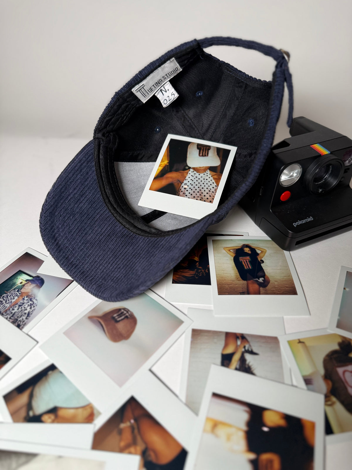 CAP 025 — casquette baseball en velours côtelé bleu marine au tuft écru et gris clair — Tufting Studio, Paris (vue 3)