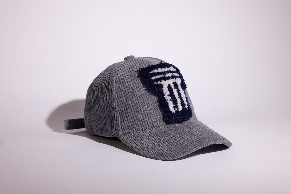 CAP 026 — casquette baseball en velours côtelé gris souris au tuft bleu marine et blanc, tuftée main par Ninon Dechavanne, pièce unique 26/30