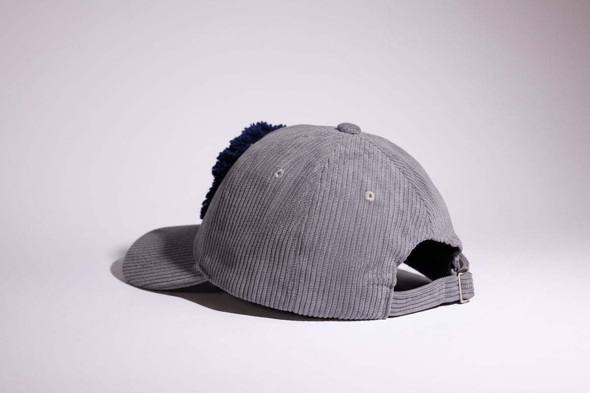CAP 026 — casquette baseball en velours côtelé gris souris au tuft bleu marine et blanc — Tufting Studio, Paris (vue 4)