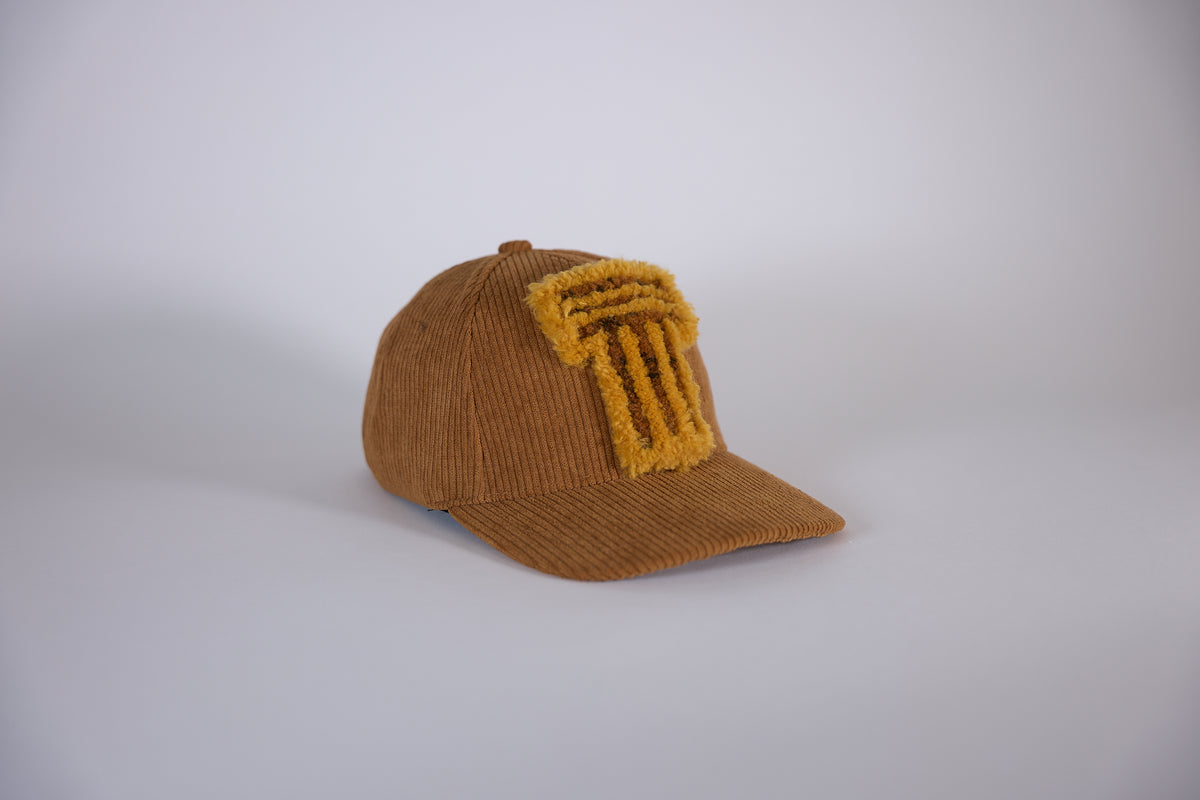CAP 029 — casquette baseball en velours côtelé camel au tuft jaune moutarde, tuftée main par Ninon Dechavanne, pièce unique 29/30