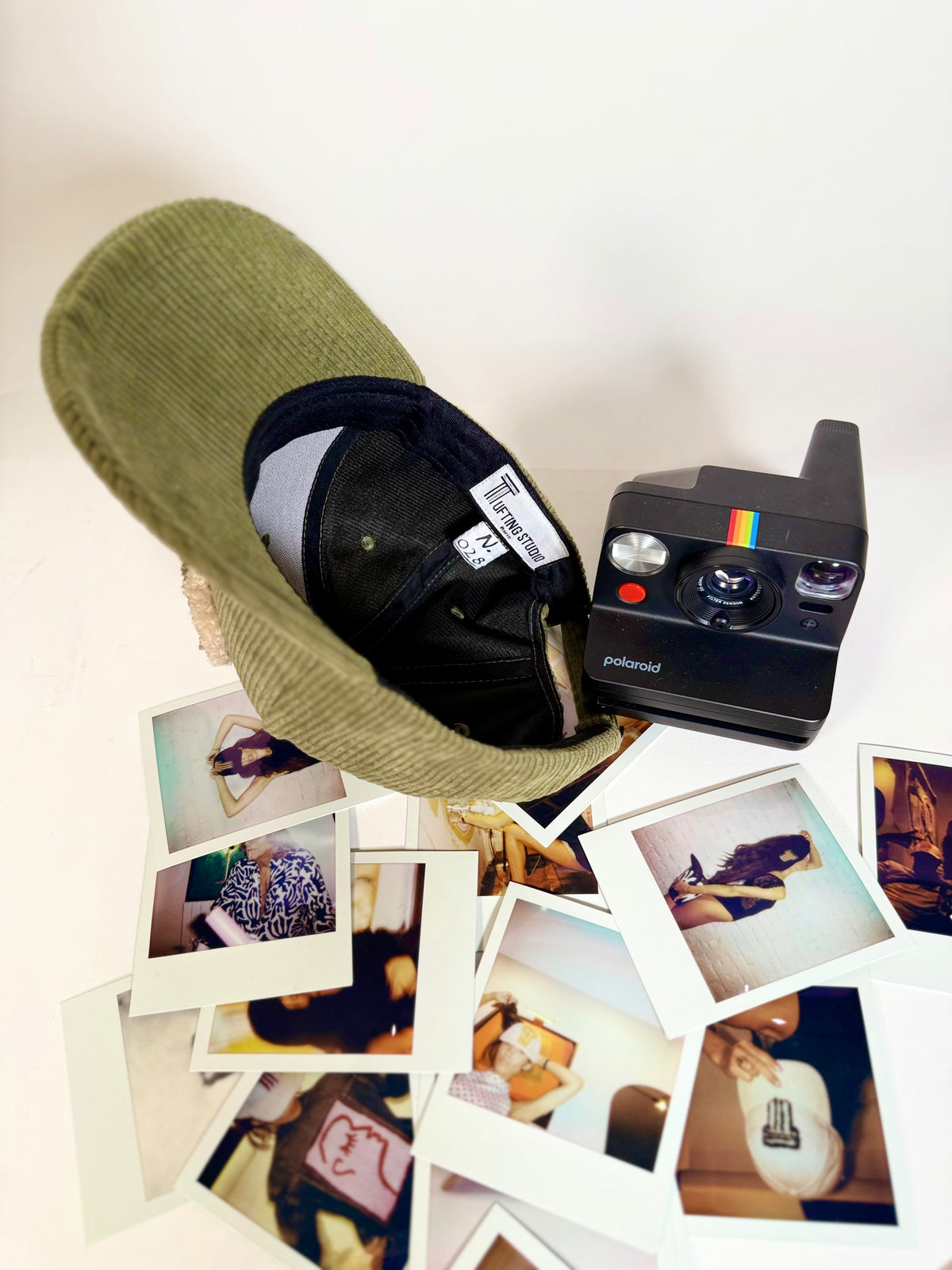CAP 028 — casquette baseball en velours côtelé vert kaki au tuft beige écru — Tufting Studio, Paris (vue 4)