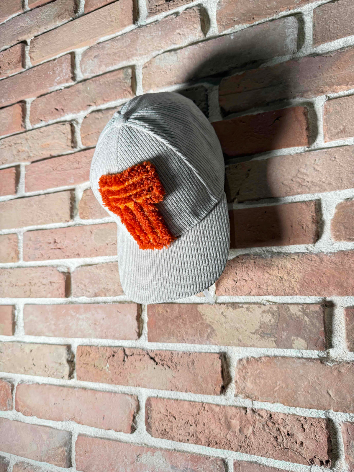 CAP 030 — casquette baseball en velours côtelé écru au tuft orange terracotta — Tufting Studio, Paris (vue 5)