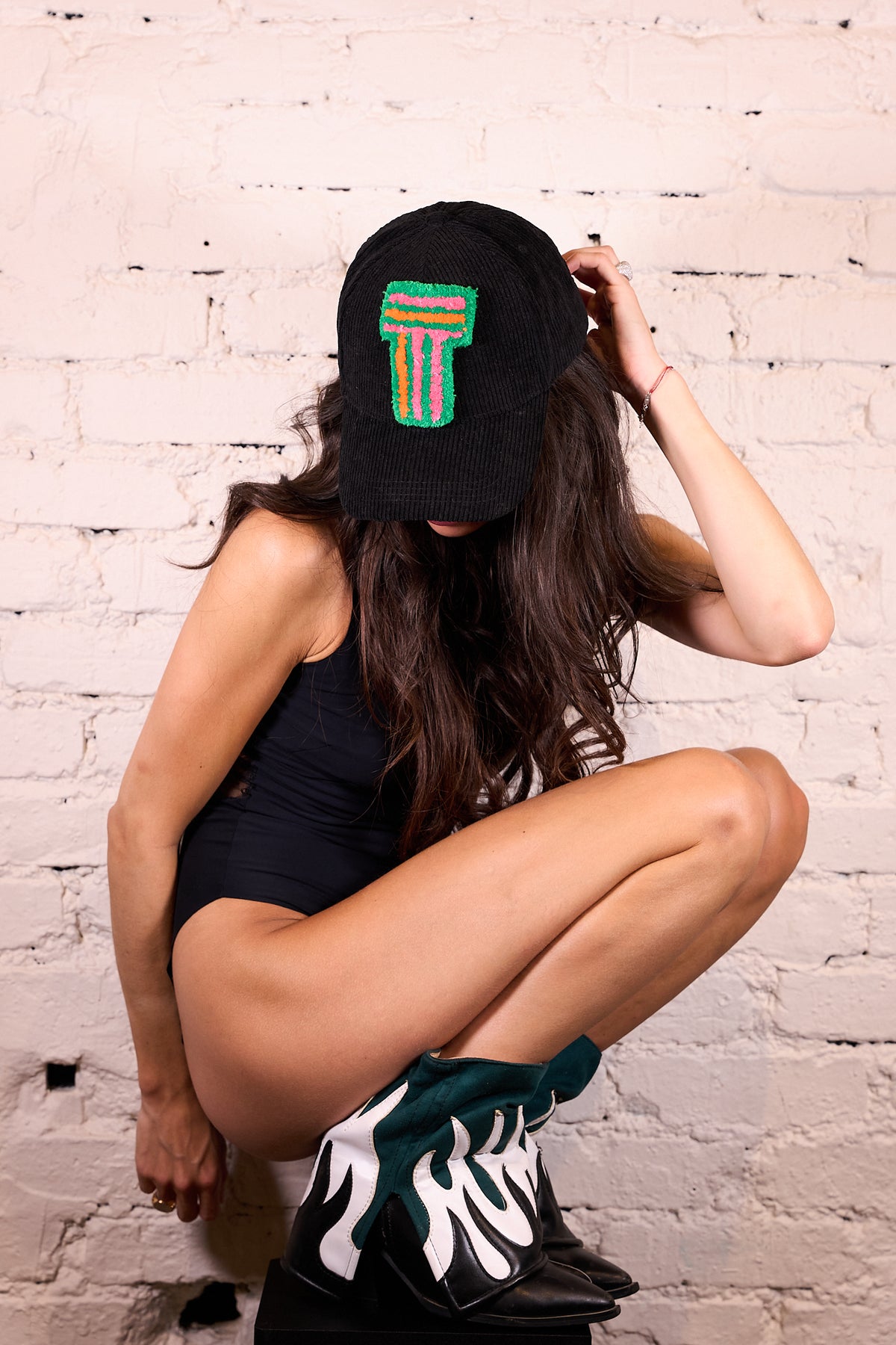 CAP 027 — casquette baseball en velours côtelé noir au tuft vert vif, orange et rose — Tufting Studio, Paris (vue 2)