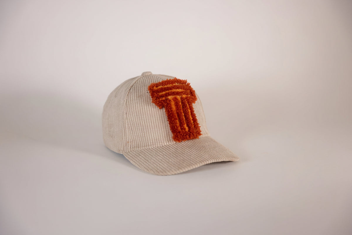 CAP 030 — casquette baseball en velours côtelé écru au tuft orange terracotta, tuftée main par Ninon Dechavanne, pièce unique 30/30