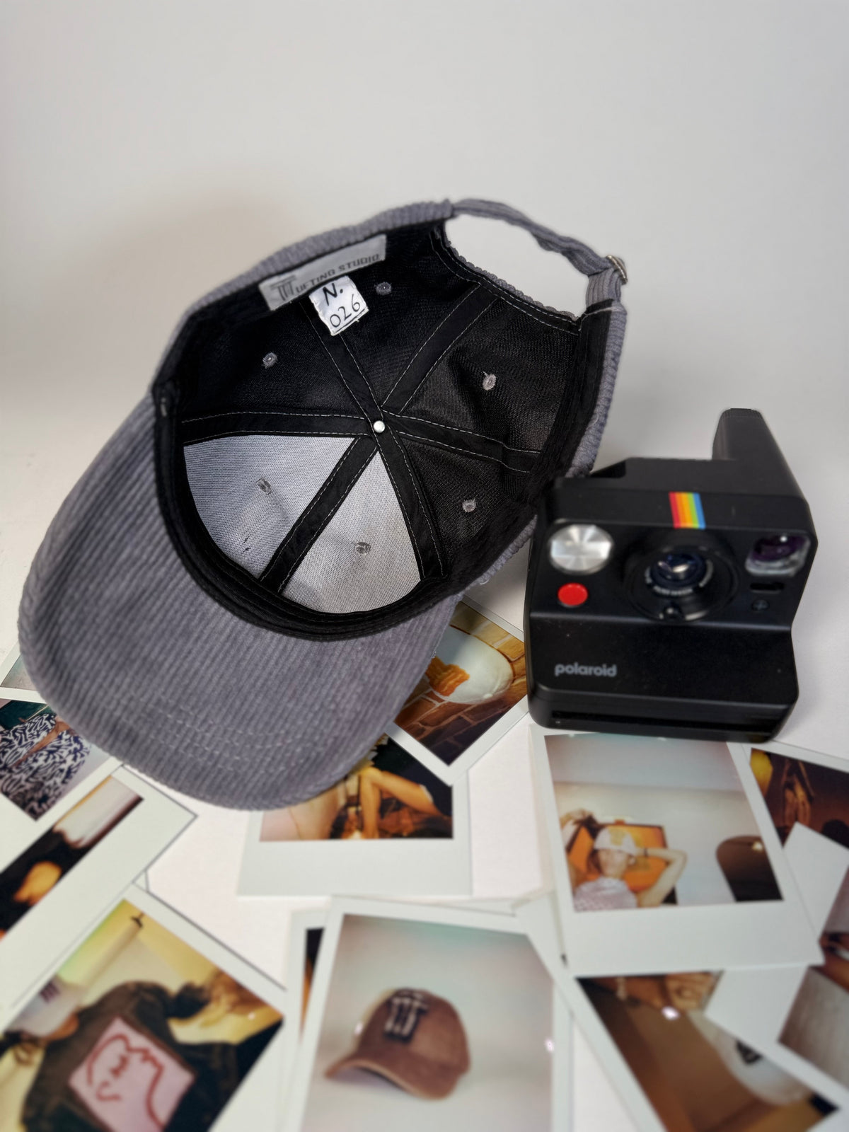 CAP 026 — casquette baseball en velours côtelé gris souris au tuft bleu marine et blanc — Tufting Studio, Paris (vue 2)