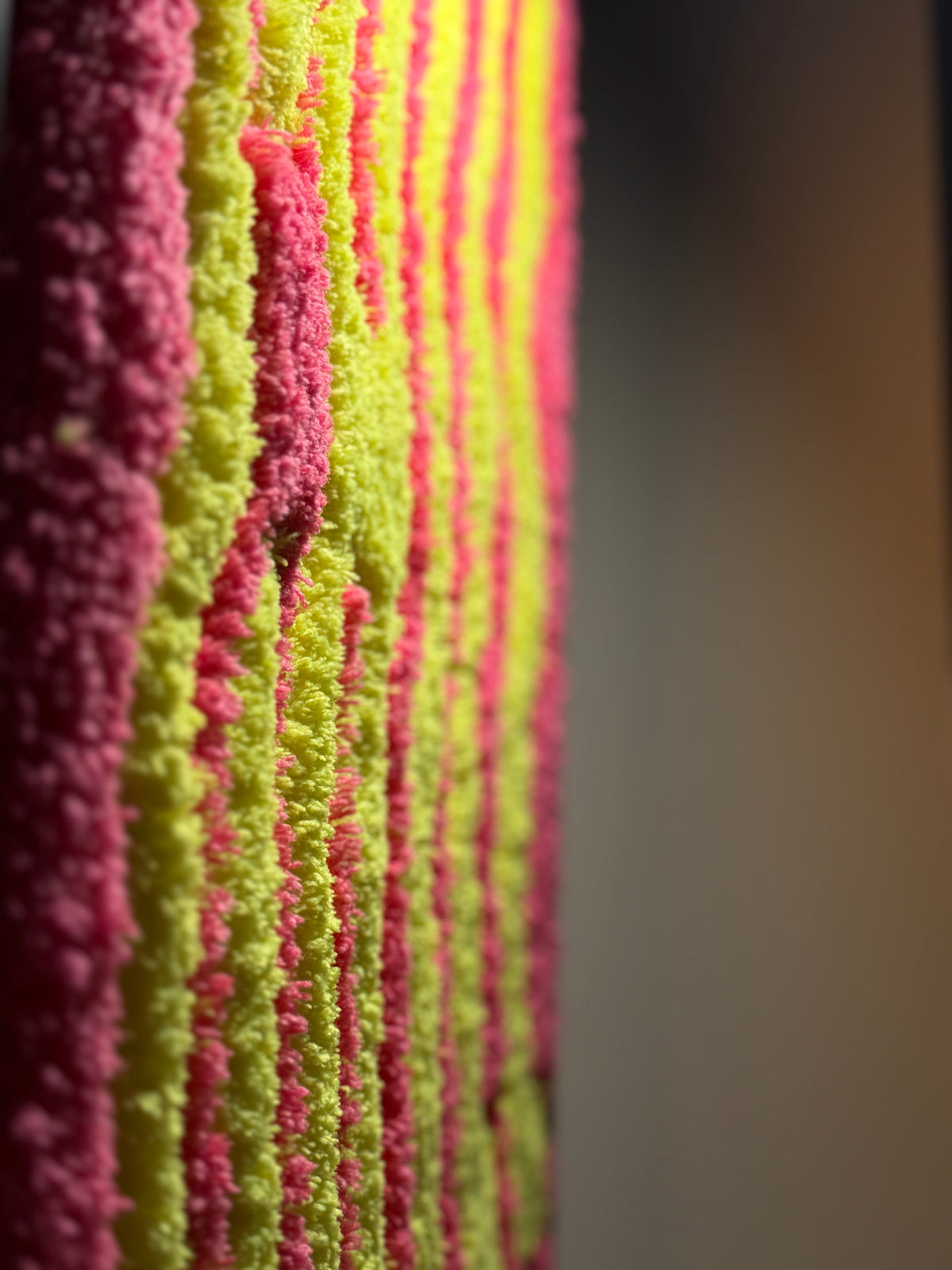 Détail en relief de CHILL, œuvre tuftée contemporaine rose et jaune de Ninon Dechavanne, réalisée à la main.