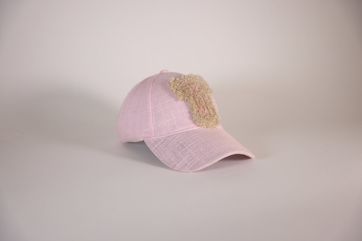 CAP 004 — casquette baseball en lin rose poudré au tuft doré métallisé, tuftée main par Ninon Dechavanne, pièce unique 04/30
