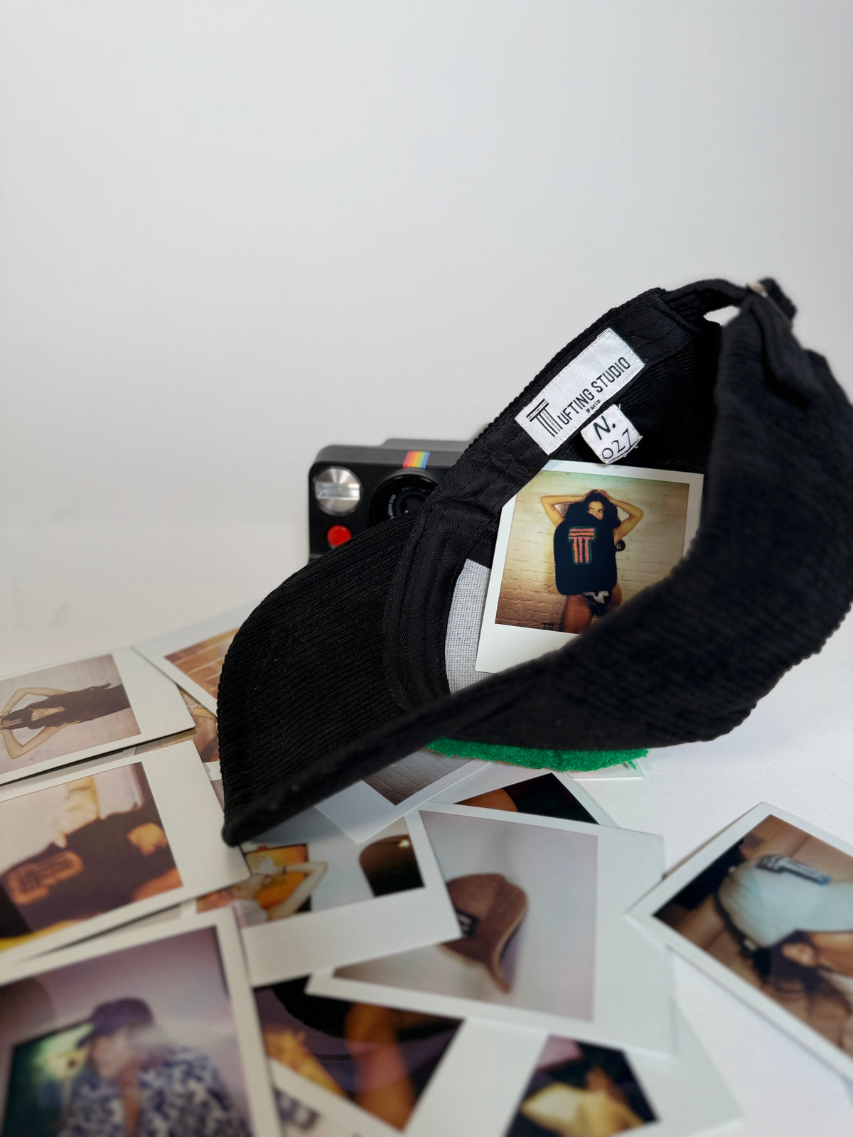 CAP 027 — casquette baseball en velours côtelé noir au tuft vert vif, orange et rose — Tufting Studio, Paris (vue 4)