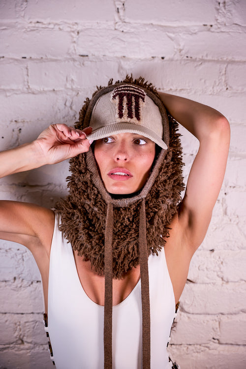 CAP 000 — casquette baseball en velours côtelé sable au tuft bordeaux profond et écru — Tufting Studio, Paris (vue 2)