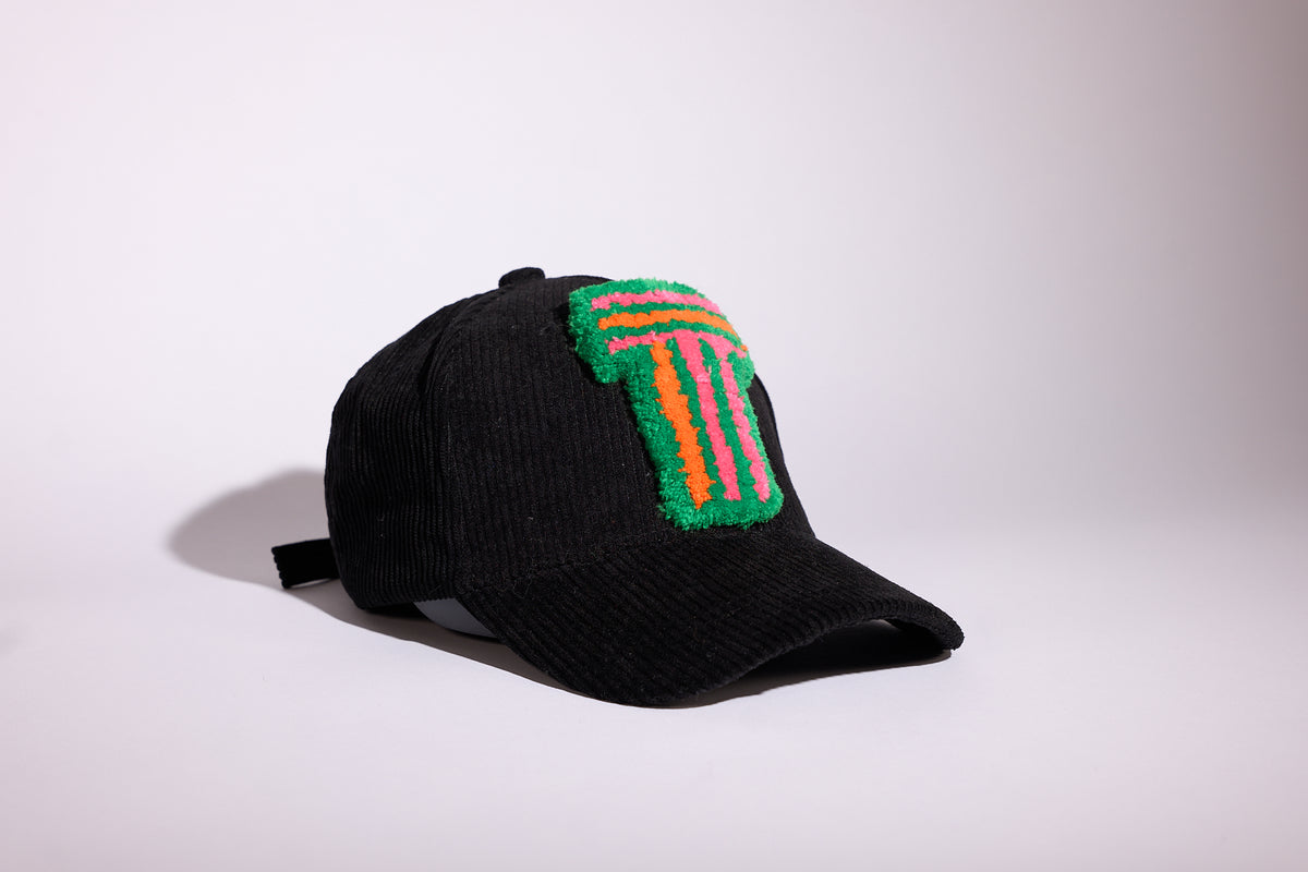 CAP 027 — casquette baseball en velours côtelé noir au tuft vert vif, orange et rose, tuftée main par Ninon Dechavanne, pièce unique 27/30