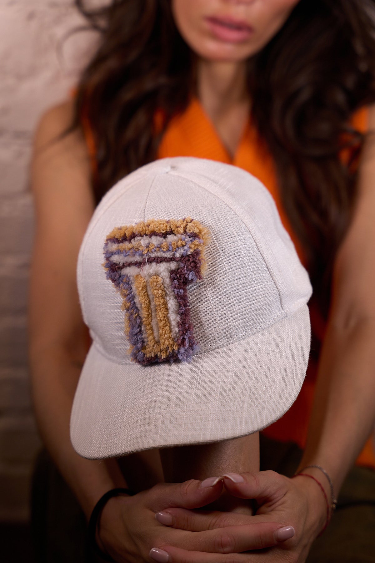 CAP 008 — casquette baseball en lin blanc au tuft parme, abricot et doré — Tufting Studio, Paris (vue 3)