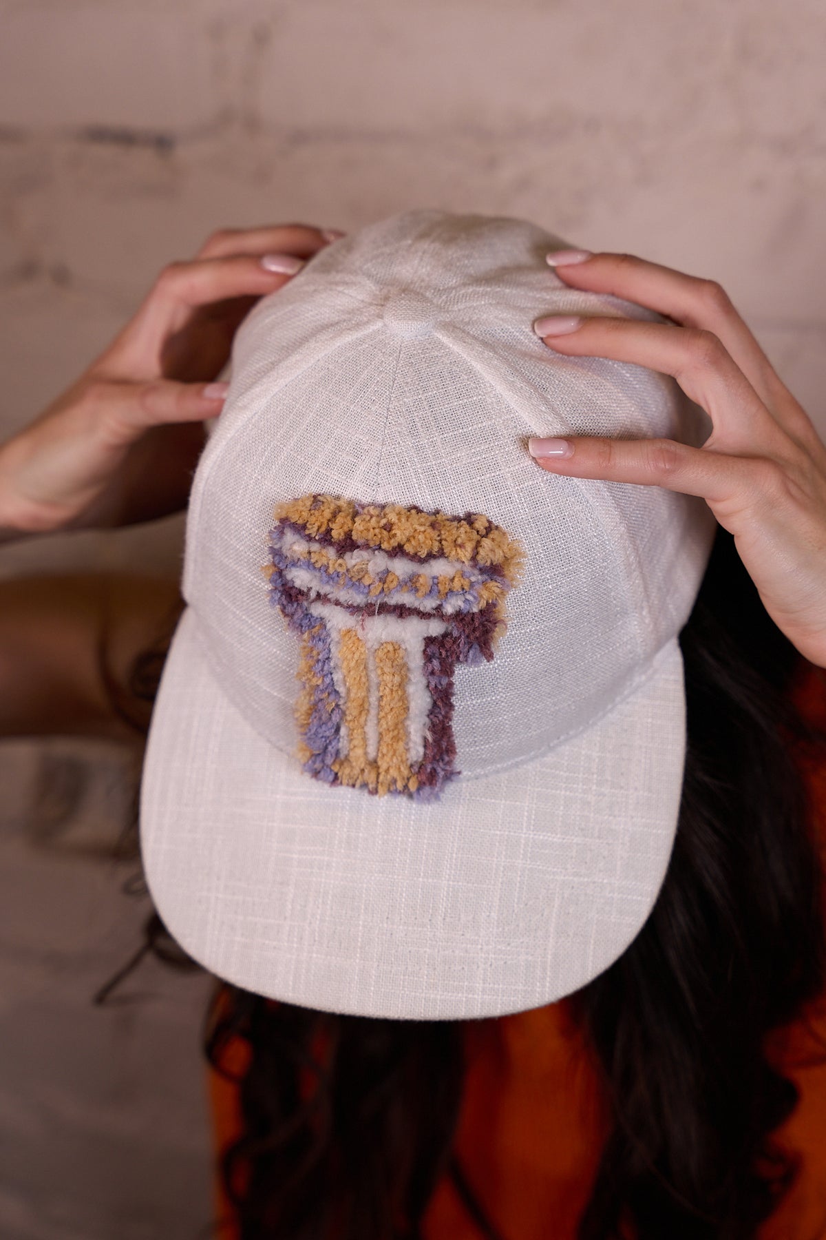 CAP 008 — casquette baseball en lin blanc au tuft parme, abricot et doré — Tufting Studio, Paris (vue 4)