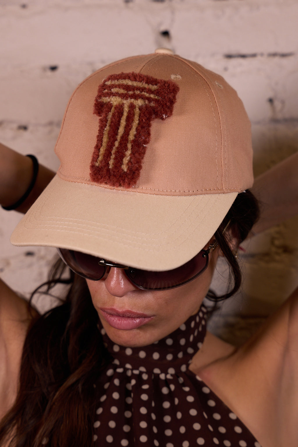 CAP 012 — casquette baseball en coton nude et écru au tuft bordeaux — Tufting Studio, Paris (vue 4)