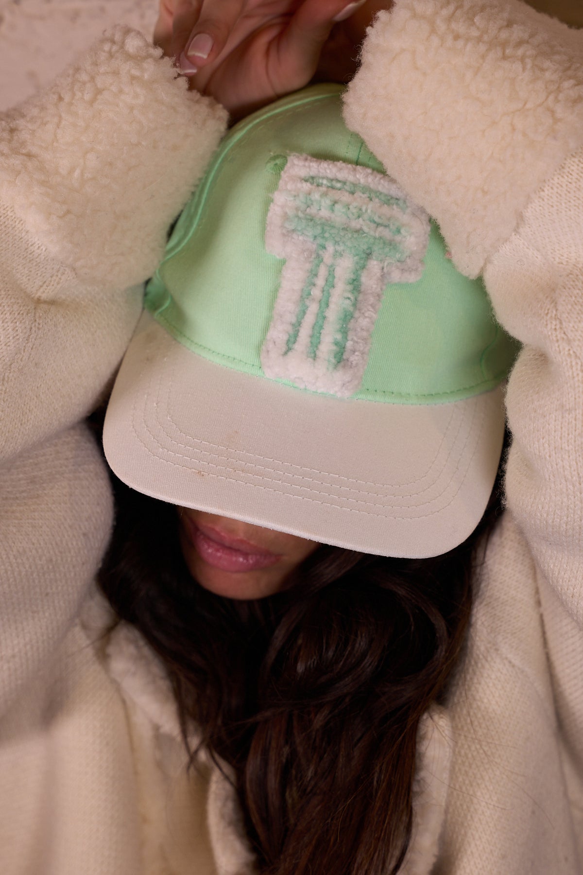 CAP 014 — casquette baseball en coton vert amande et écru au tuft blanc cassé — Tufting Studio, Paris (vue 2)