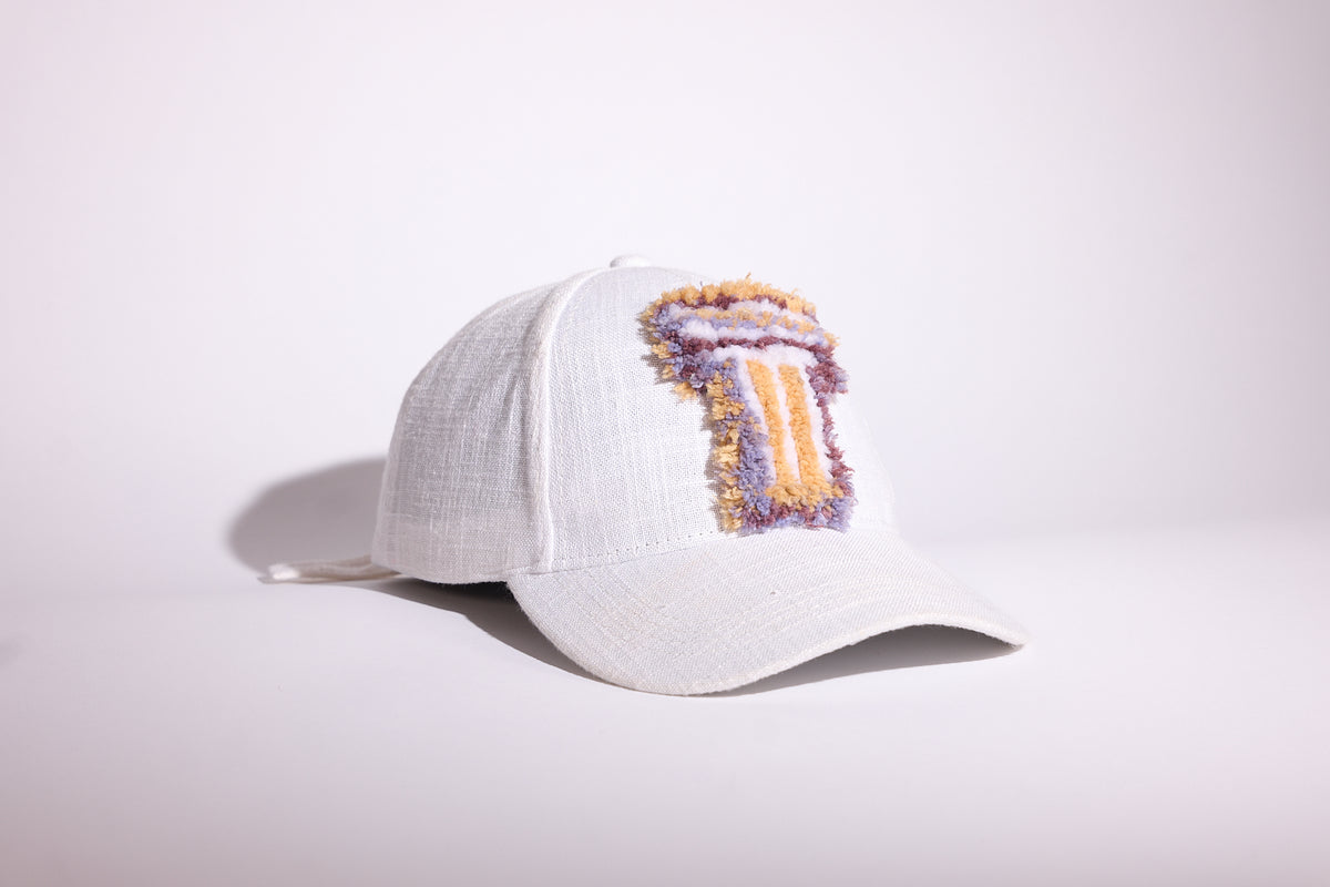 CAP 008 — casquette baseball en lin blanc au tuft parme, abricot et doré, tuftée main par Ninon Dechavanne, pièce unique 08/30