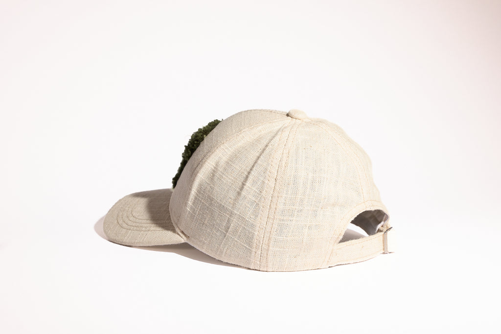 CAP 003 — casquette baseball en lin écru naturel au tuft vert kaki et vert d'eau — Tufting Studio, Paris (vue 3)