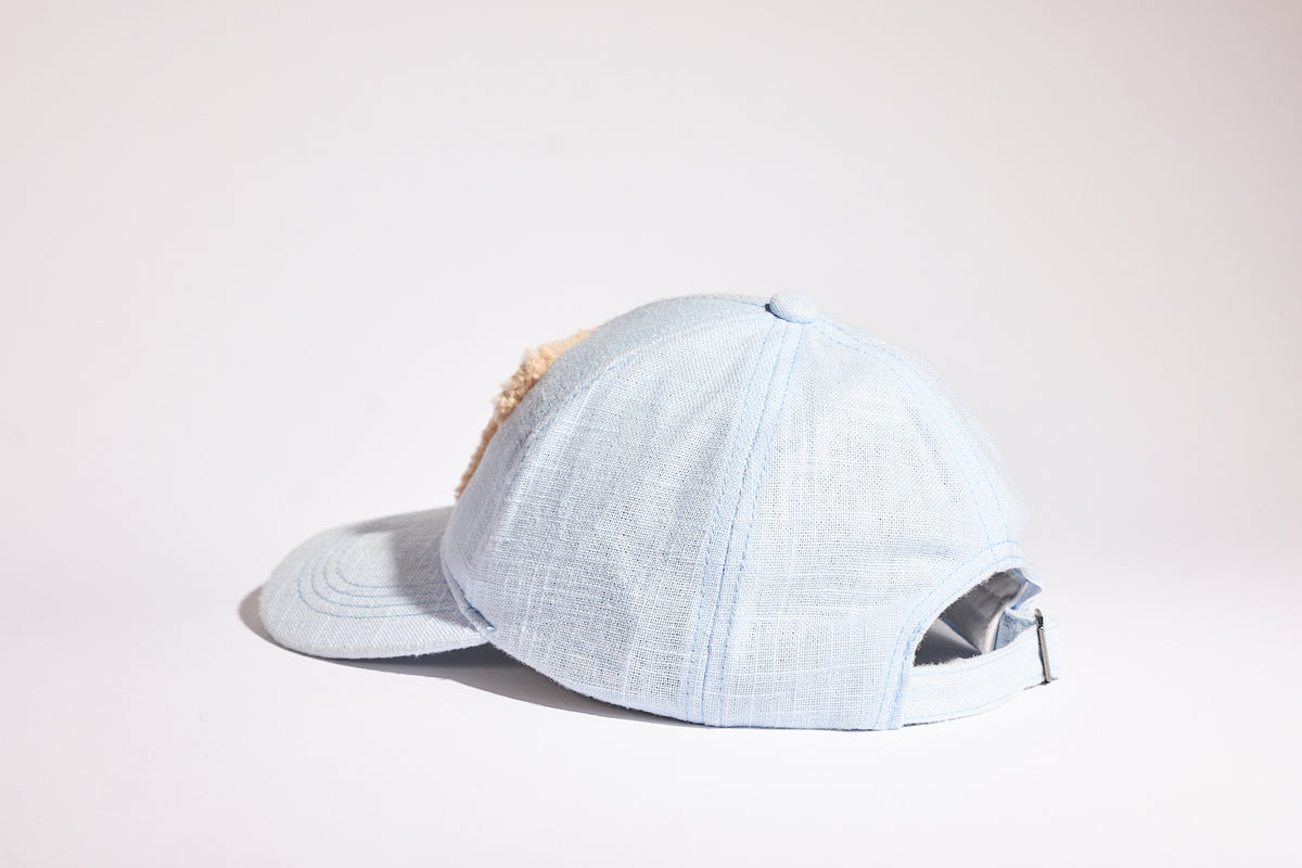 CAP 005 — casquette baseball en lin bleu ciel au tuft camel doré — Tufting Studio, Paris (vue 2)