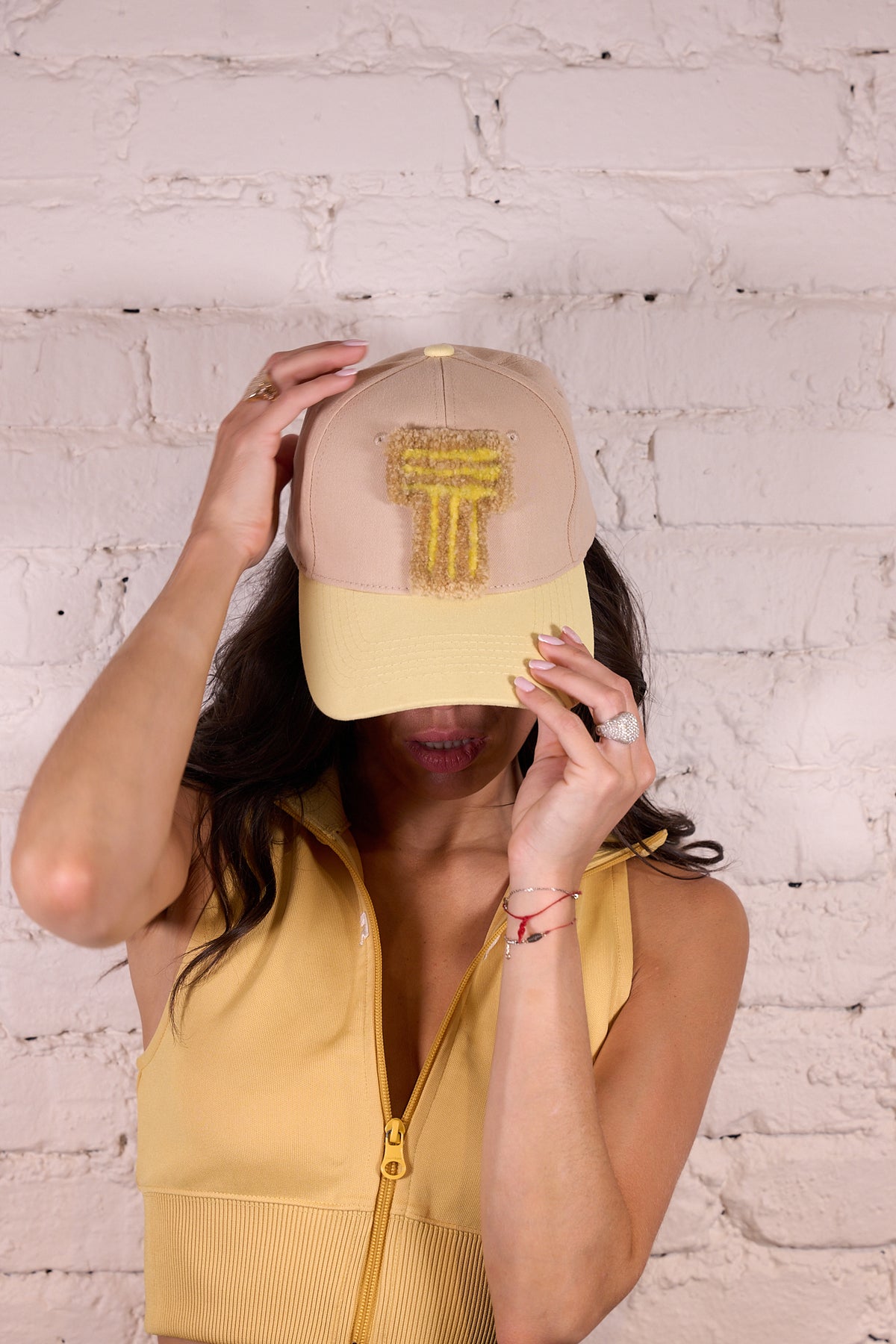 CAP 013 — casquette baseball en coton sable et écru au tuft jaune moutarde — Tufting Studio, Paris (vue 4)