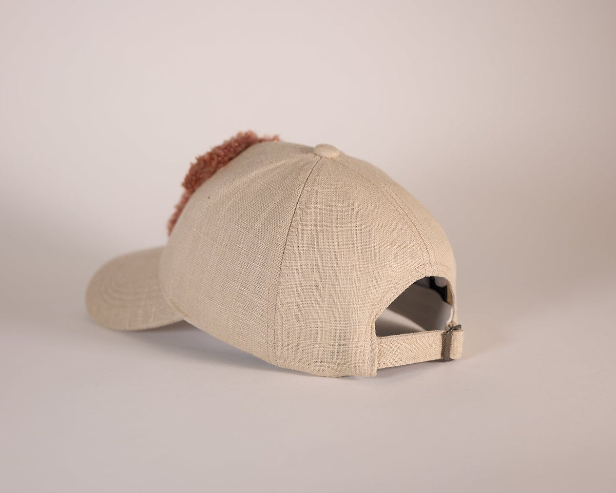 CAP 006 — casquette baseball en lin écru au tuft terracotta bouclé — Tufting Studio, Paris (vue 2)