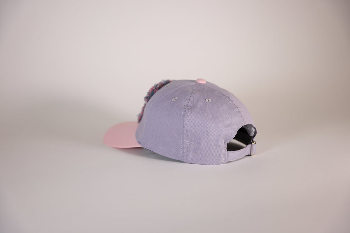 CAP 019 — casquette baseball en coton lilas et rose pâle au tuft multicolore chiné — Tufting Studio, Paris (vue 3)