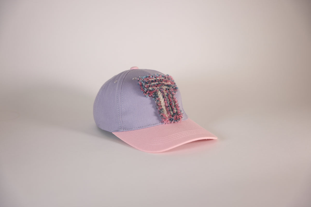 CAP 019 — casquette baseball en coton lilas et rose pâle au tuft multicolore chiné, tuftée main par Ninon Dechavanne, pièce unique 19/30