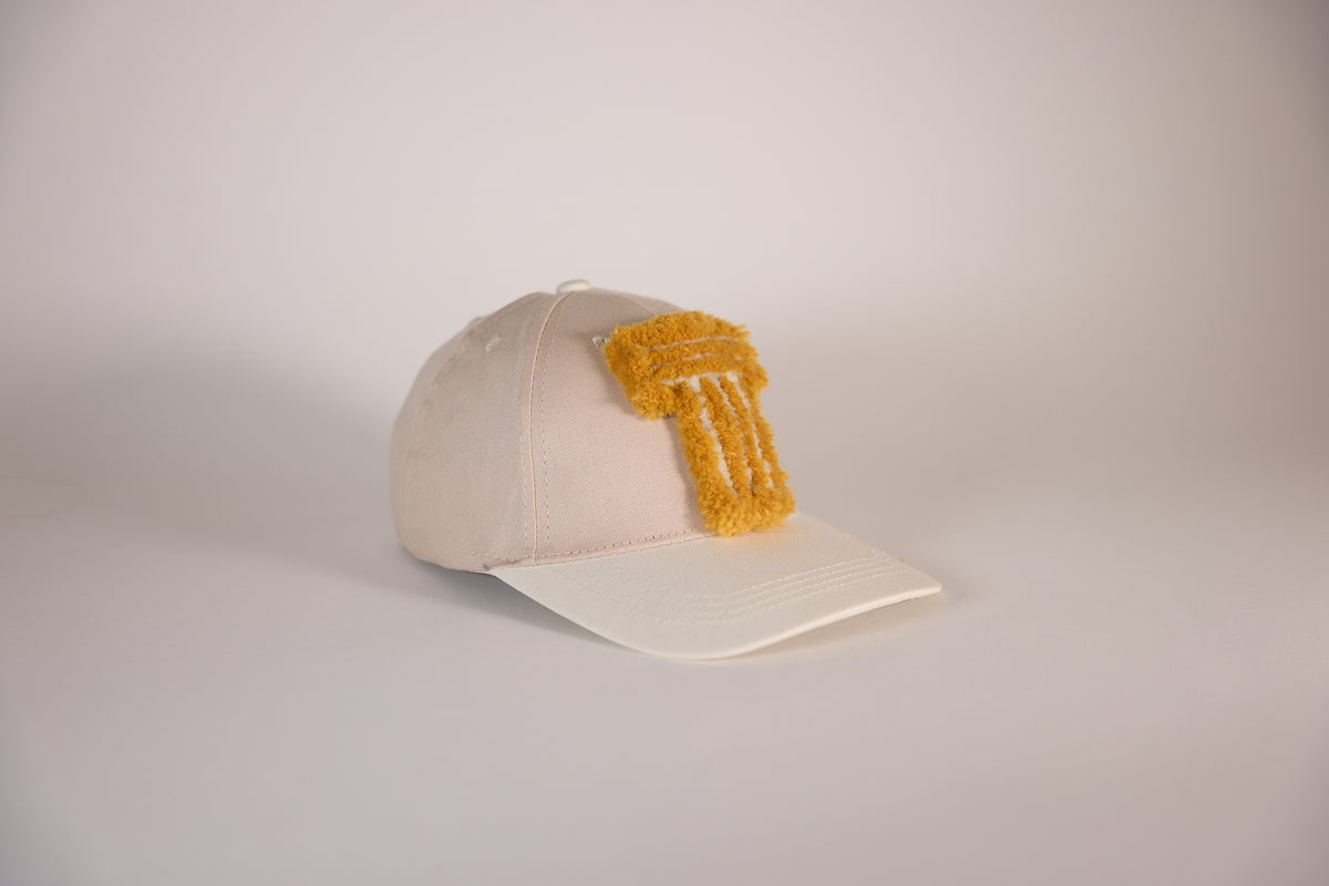 CAP 011 — casquette baseball en coton écru au tuft jaune safran, tuftée main par Ninon Dechavanne, pièce unique 11/30