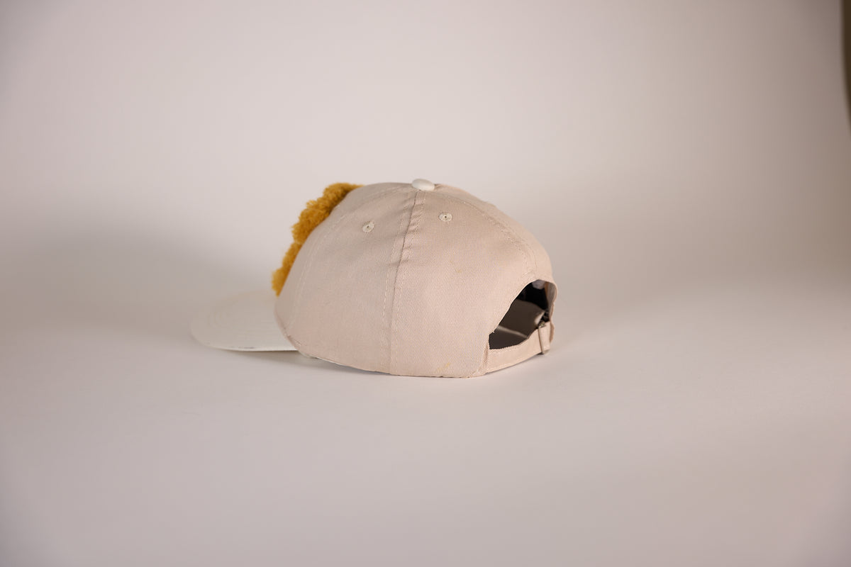 CAP 011 — casquette baseball en coton écru au tuft jaune safran — Tufting Studio, Paris (vue 2)