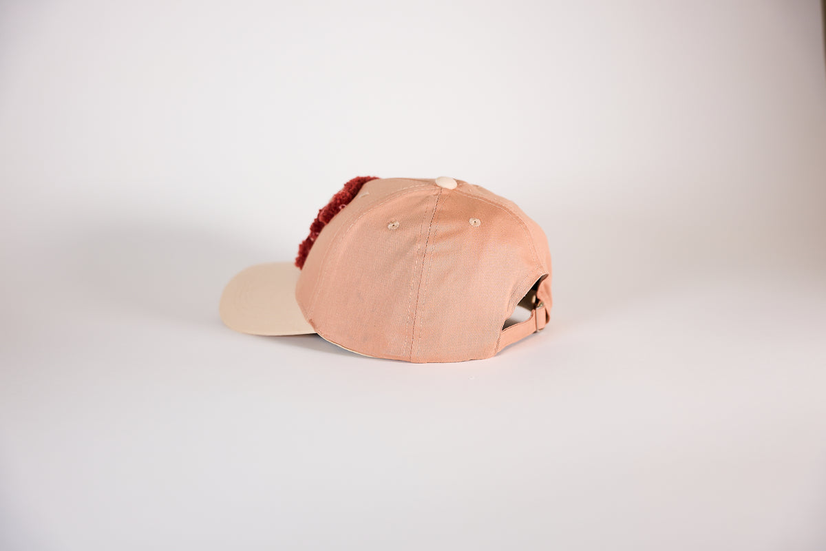 CAP 012 — casquette baseball en coton nude et écru au tuft bordeaux — Tufting Studio, Paris (vue 2)